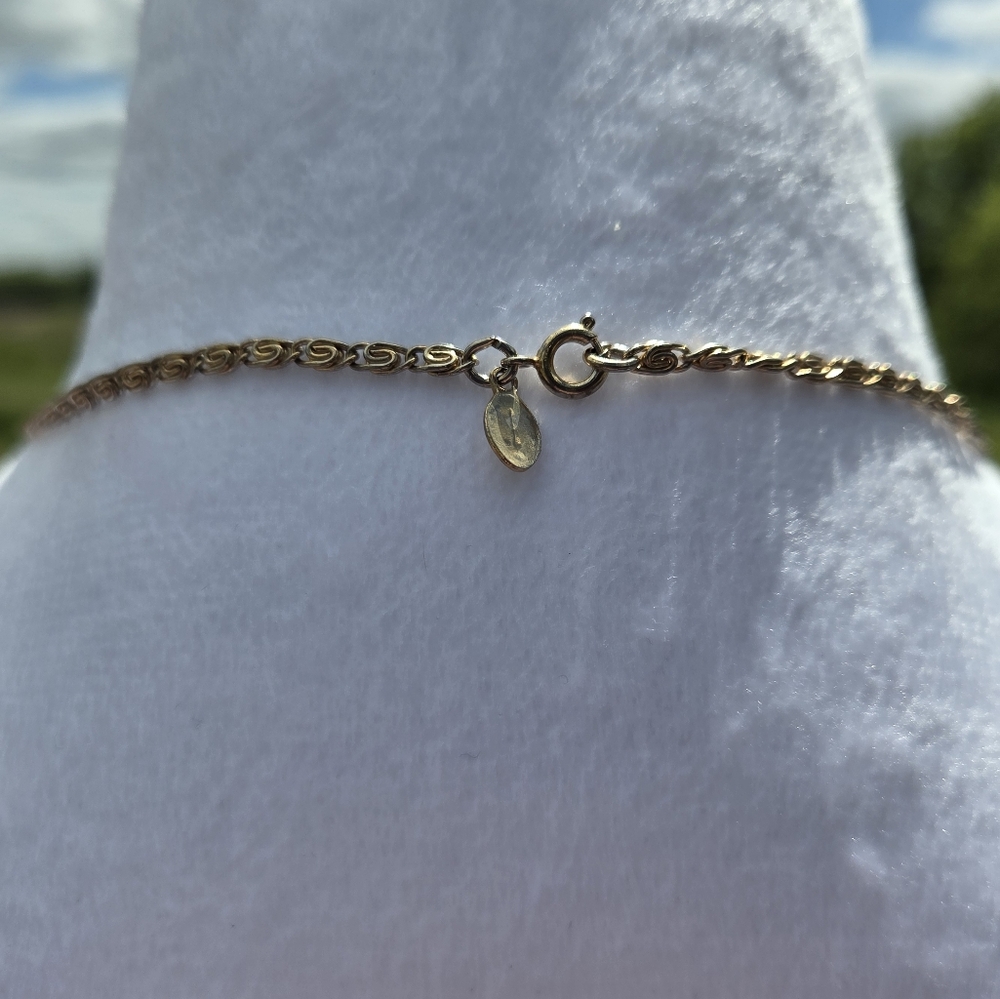 18. Elegant Gold Necklace - Picture 5 of 8